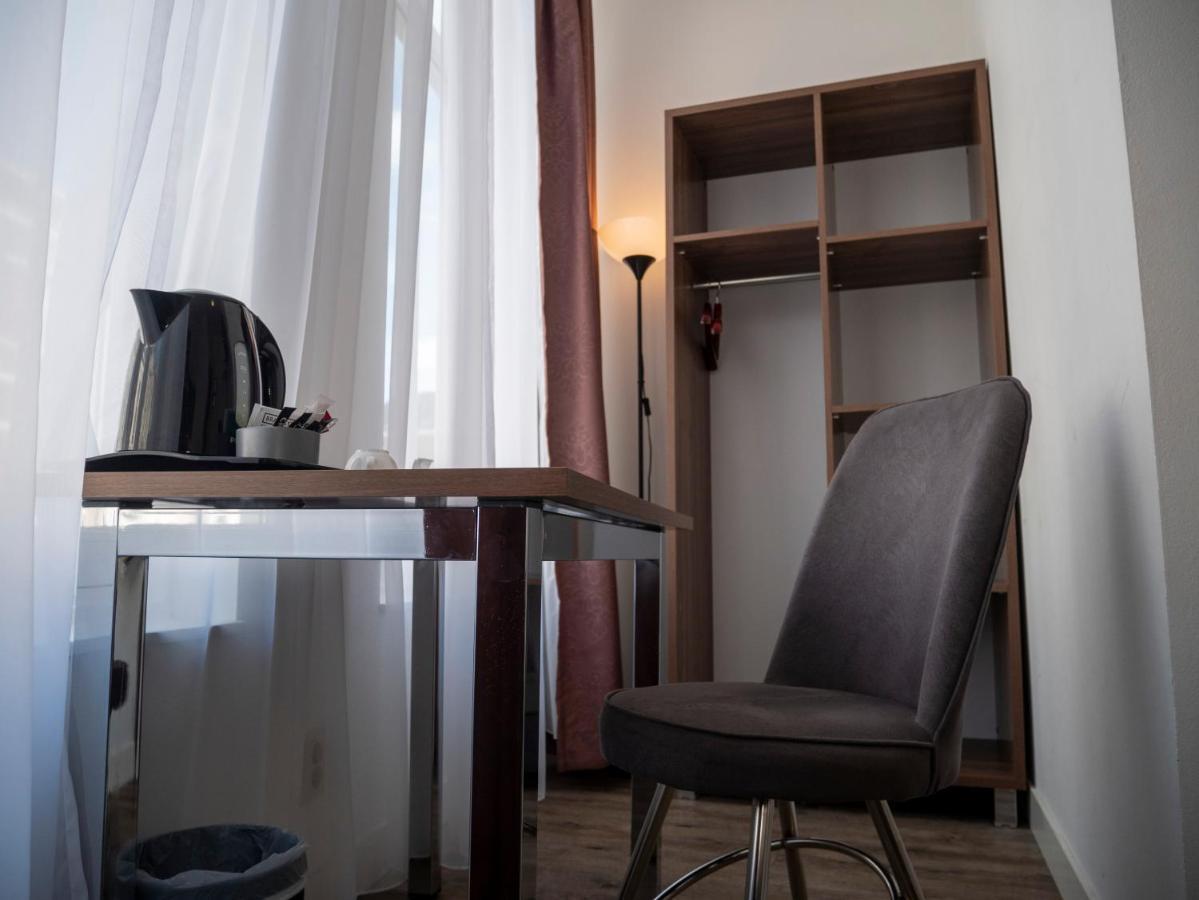 Hague Center 3*